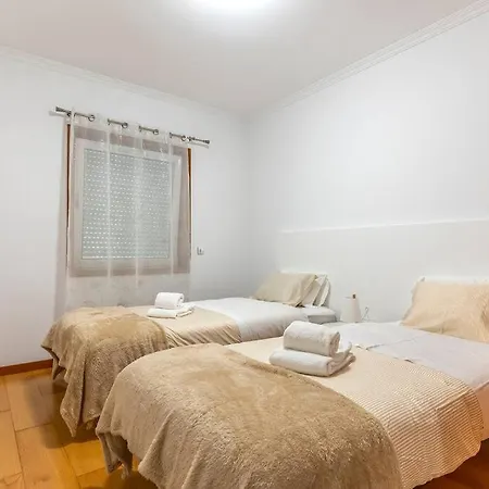 Pereira's Apartment- Free Garage Apartment *