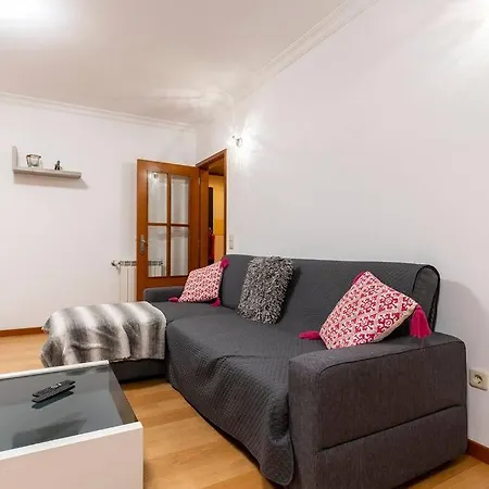 Pereira's Apartment- Free Garage Apartment *