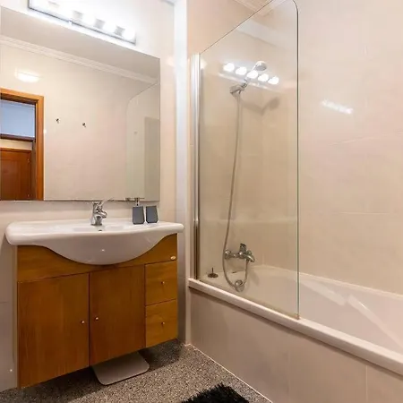 Pereira's Apartment- Free Garage Apartment *